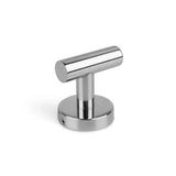 De Corrado Chroom WC-set van yessential.nl heeft een strakke T-vormige wandhaak met een ronde basis, ideaal voor het ophangen van handdoeken of badjassen. Het minimalistische chromen design past perfect bij andere badkameraccessoires voor een moderne badkamerlook.