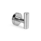 De Ferro Chroom WC-set van yessential.nl is voorzien van een strakke roestvrijstalen wandhaak met een cilindrisch ontwerp en ronde basis, ideaal om je chique toiletaccessoires of badkamer set te verrijken.