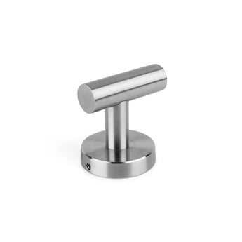 De Nando RVS WC-set van yessential.nl heeft een roestvrijstalen wandhaak met een cilindrische horizontale stang op een ronde basis, ideaal voor RVS badkamer- of toiletaccessoires, afgebeeld tegen een witte achtergrond.
