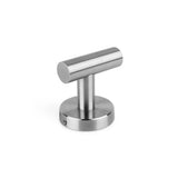 De Ferro RVS WC-set van yessential.nl is voorzien van een geborsteld roestvrijstalen wandhaak met een cilindrische stang op een ronde basis - perfect om spullen aan op te hangen en je RVS badkameraccessoires of toiletaccessoires compleet te maken.