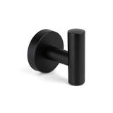 De Rodrigo Black Hook van yessential.nl is een matzwarte cilindervormige wandhaak met een ronde basis, ideaal voor het ophangen van handdoeken of jassen en het toevoegen van een modern tintje aan elke badkamerinrichting.