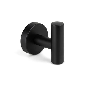De Fabiano Black toiletset van yessential.nl heeft een strakke, zwarte cilindervormige wandhaak met een ronde basis en horizontale knijper, ideaal voor het ophangen van handdoeken of jassen. Perfecte aanvulling op een matzwarte toiletset of badkameraccessoires, afgebeeld op witte achtergrond.