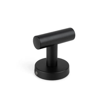 De Nando Black WC-set van yessential.nl heeft een moderne, zwarte T-vormige kastknop met een cilindrische handgreep en ronde voet - ideaal voor bij je toiletaccessoireset zwart of badkameraccessoireset. Weergegeven op een witte achtergrond.