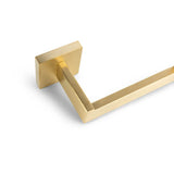 Een close-up van de Vero Gold Deluxe van yessential.nl, een moderne toiletrolhouder met een rechthoekig ontwerp en vierkante bevestiging. Deze minimale, luxe badkameraccessoire steekt mooi af tegen een witte achtergrond.