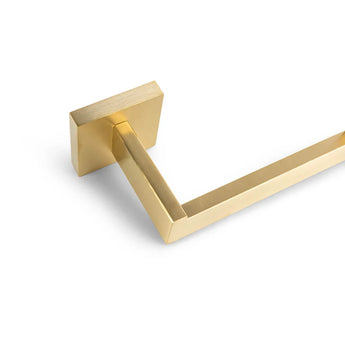 Een close-up van de Vero Gold Deluxe van yessential.nl, een moderne toiletrolhouder met een rechthoekig ontwerp en vierkante bevestiging. Deze minimale, luxe badkameraccessoire steekt mooi af tegen een witte achtergrond.