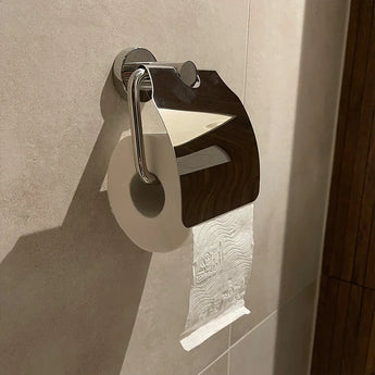 De Sandro verchroomde toiletset van yessential.nl heeft een slanke wandhouder met een glanzend deksel, waardoor het toiletpapier netjes blijft en het losse uiteinde naar de muur is gericht - ideaal voor elke badkamer- of toiletaccessoireset.