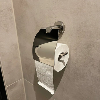 De Mano Chroom WC-set van yessential.nl heeft een wandgemonteerde, chromen houder met een glanzend metalen deksel - een elegante toevoeging aan je badkameraccessoires.