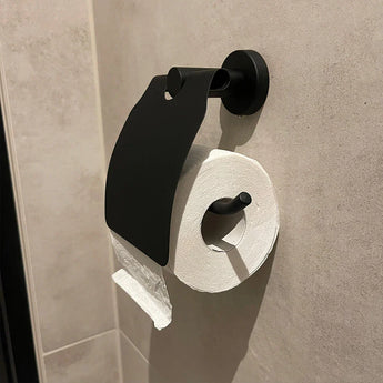 Een wc-rol is verkeerd geplaatst op de yessential.nl Julio Black houder, met de arm door de zijkant van de rol in plaats van de buis, waardoor hij niet goed kan draaien.