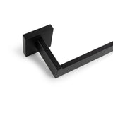Een close-up van de yessential.nl Vero Black Deluxe matzwarte metalen handdoekhouder met vierkante muurbevestiging op een witte achtergrond, ideaal om te combineren met luxe toiletaccessoires zoals een toiletrolhouder zwart.