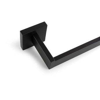 Een close-up van de yessential.nl Vero Black Deluxe matzwarte metalen handdoekhouder met vierkante muurbevestiging op een witte achtergrond, ideaal om te combineren met luxe toiletaccessoires zoals een toiletrolhouder zwart.