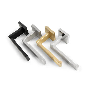 Vier moderne Vero Black Deluxe grepen van yessential.nl in zwart, zilver, goud en chroom zijn diagonaal geplaatst op een witte achtergrond, perfect passend bij luxe toiletaccessoires zoals een vierkante toiletrolhouder.