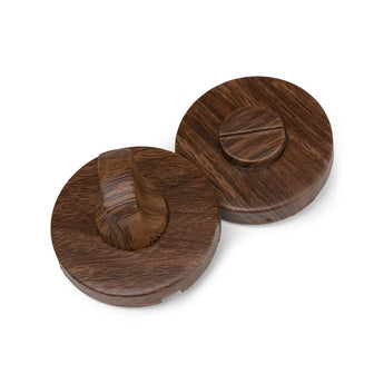 De Lucio Walnut Set van yessential.nl bestaat uit twee ronde houten delen met een rijke, donkere nerf - één met een handgreep aan de bovenkant, de ander met een platte, gladde afwerking, geïnspireerd op klassieke houten deurklink ontwerpen.