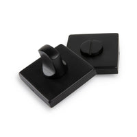 Twee Vano Black WC-sloten van yessential.nl - met een draaiknop en een sleuf voor een platte sleutel - hebben een strakke matzwarte afwerking, beide afgebeeld tegen een witte achtergrond.