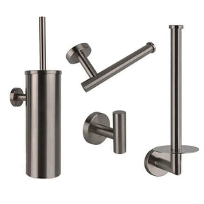 De Corrado Gunmetal WC-set van yessential.nl bestaat uit een toiletborstelgarnituur, wandpapierhouder, reserverolhouder en badjashaak in geborsteld metaal - moderne accessoires om elke badkamer op te waarderen.