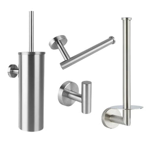 De Corrado RVS WC Set van yessential.nl bestaat uit vier roestvrijstalen badkameraccessoires: een wandclosetborstelhouder, toiletpapierhouder, reserverolhouder en wandhaak, allemaal met een strak, minimalistisch design.