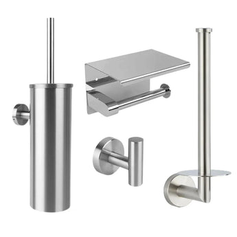 De Pacho RVS WC Set van yessential.nl bestaat uit een toiletborstelhouder, toiletrolhouder met klep, haak en reserverolhouder-slimme badkameraccessoires elegant weergegeven op een witte achtergrond.