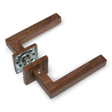 De Domaso Walnut deurklink van yessential.nl is een moderne, rechthoekige deurklink van donker hout met zichtbaar metalen beslag en een vierkante bodemplaat - perfect voor elke binnendeur.