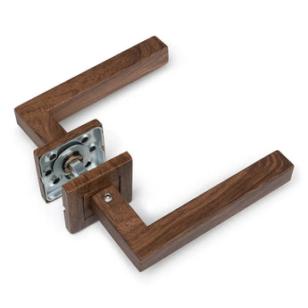 De Domaso Walnut deurklink van yessential.nl is een moderne, rechthoekige deurklink van donker hout met zichtbaar metalen beslag en een vierkante bodemplaat - perfect voor elke binnendeur.