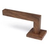 De Domaso Walnut Set van yessential.nl is een moderne, rechthoekige houten deurklink met een houtnerfafwerking op een vierkante basis, afgebeeld tegen een witte achtergrond.