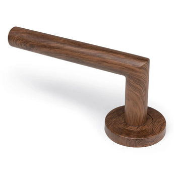 De Lucio Walnut Set van yessential.nl is een moderne houten deurklink met een houtnerfafwerking en een cilindervormige horizontale hendel op een ronde basis.