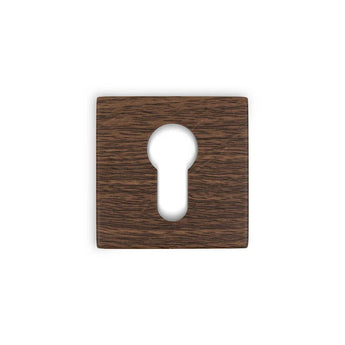 Een vierkant houten sleutelgatdeksel met een donkere walnoot nerf, voorzien van een klassiek centraal sleutelgat-perfect om te combineren met yessential.nl Rosettes Walnut-displayed tegen een witte achtergrond.