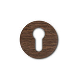 De Rosettes Walnut van yessential.nl heeft een rond ontwerp met houtstructuur en een klassiek sleutelgat in het midden, wat een elegant contrast vormt tegen een frisse witte achtergrond.