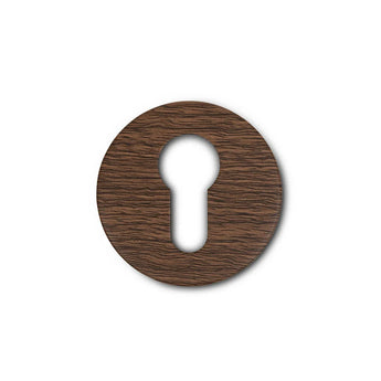 De Rosettes Walnut van yessential.nl heeft een rond ontwerp met houtstructuur en een klassiek sleutelgat in het midden, wat een elegant contrast vormt tegen een frisse witte achtergrond.
