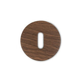 De Rosettes Walnut van yessential.nl is een plat, rond houten object met een verticale ovale uitsparing en zichtbare houtnerfstructuur, afgebeeld op een witte achtergrond.