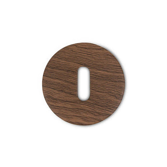 De Rosettes Walnut van yessential.nl is een plat, rond houten object met een verticale ovale uitsparing en zichtbare houtnerfstructuur, afgebeeld op een witte achtergrond.