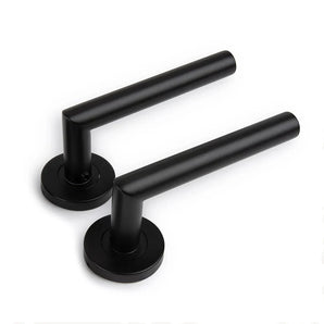 Twee Lucio Black deurkrukken van yessential.nl, met een modern cilindervormig ontwerp, worden weergegeven op een witte achtergrond.