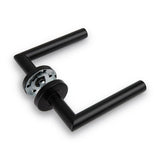 De Lucio Black Set van yessential.nl heeft een moderne, vierkante zwarte hendel met een metalen montageplaat en twee rechte, parallelle hendels.