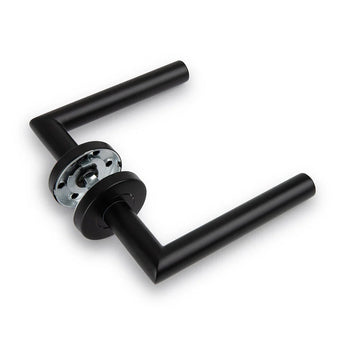 De Lucio Black Set van yessential.nl heeft een moderne, vierkante zwarte hendel met een metalen montageplaat en twee rechte, parallelle hendels.