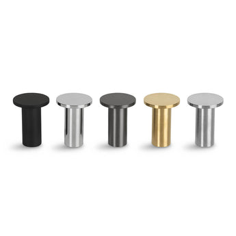 Vier cilindervormige metalen handdoekhaakjes van yessential.nl, elk met een platte ronde bovenkant en een strakke zwarte afwerking - perfecte roestvrijstalen badkameraccessoires voor elke moderne ruimte. Product: 4x Carreno Zwart.