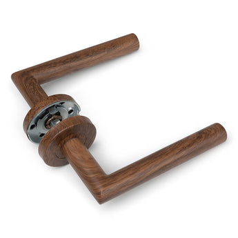 De Lucio Walnut deurklink van yessential.nl is vrijstaand afgebeeld op een witte achtergrond. De rechthoekige walnotenhouten handgreep met een zilverkleurige metalen basis biedt een minimalistisch, modern ontwerp - ideaal als binnendeurklink voor eigentijdse interieurs.