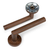 Twee Lucio Walnut houten deurklink grepen van yessential.nl, met een cilindrisch ontwerp met een zichtbare metalen montageplaat, worden getoond op een witte achtergrond - perfect als stijlvolle deurklink binnendeur.