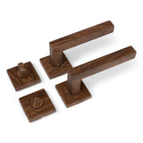 De Domaso Walnut Set van yessential.nl heeft een moderne, minimalistische deurkruk hout en slotplaten in donker hout met strakke, rechthoekige ontwerpen, weergegeven tegen een witte achtergrond.