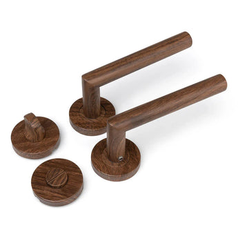 De Lucio Walnut Set van yessential.nl bestaat uit twee houten deurklinken met cilindrische handgrepen, een bijpassend rond slot en een kleine draaibare klink in donker walnoot, allemaal op een witte achtergrond - ideaal voor een natuurlijke touch in elke ruimte.