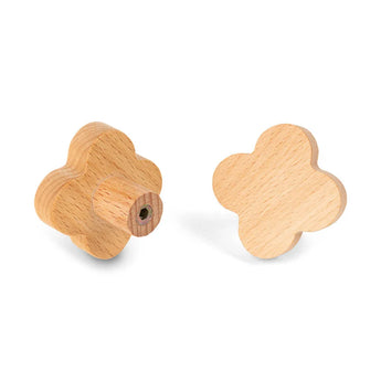 Two Bambino Clover meubelknoppen van yessential.nl, één rechtop met zichtbare schroefgat en één plat, tonen hun klavertje-vier design-ideaal om een kinderkamer op te fleuren.