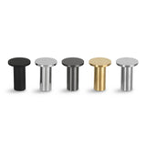 Vier cilindervormige metalen handdoekhaakjes van yessential.nl, elk met een platte ronde bovenkant en een strakke zwarte afwerking - perfecte roestvrijstalen badkameraccessoires voor elke moderne ruimte. Product: 4x Carreno Zwart.