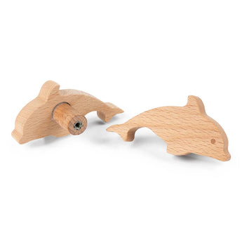 Set van twee Bambino Dolfijn houten meubelknoppen van yessential.nl, met dolfijnfiguren - één zijprofiel, één achterkant met metalen schroef. Ideaal als houten deurknop dolfijn voor kinderkamer.