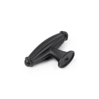 De Alvaro Black Knob van yessential.nl is een ovaalvormige kastknop in klassiek zwart met decoratieve uiteinden en een uitlopende voet, elegant afgebeeld op een effen witte achtergrond.