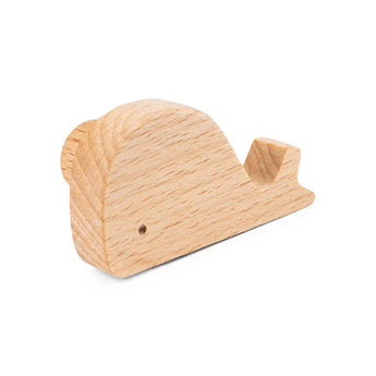 Bambino Willy van yessential.nl is een kleine, gladde, lichtgekleurde houten knop in de vorm van een walvis met eenvoudige uitgesneden details en zichtbare houtnerf - perfect als meubelknop in de kinderkamer.