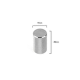 De Remo RVS Deluxe knop van yessential.nl heeft een cilindrisch ontwerp met textuur, meet 17 mm in diameter en 28 mm in hoogte, en wordt weergegeven op een witte achtergrond met gelabelde afmetingen.