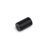 De Remo Black Deluxe knop van yessential.nl, een moderne cilindervormige greep met gekartelde textuur en centraal gat, wordt getoond tegen een witte achtergrond - ideaal als een stijlvolle hedendaagse kastknop.