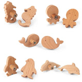 Zeven paar houten dieren wandhaken van yessential.nl, waaronder de Bambino Penquin met ronde knijpers. Perfect als kinderkamer meubelknop om spulletjes aan op te hangen in de kamer van je kind.