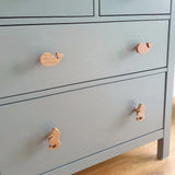De Bambino Seahorse commode van yessential.nl is perfect voor de kinderkamer, met lichte houten knoppen in de vorm van walvissen, vossen, beren en eekhoorns op de lades. Het staat stijlvol op elke houten vloer.