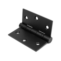 De Ludo Black 89x89 van yessential.nl is een zwart metalen rechthoekig deurscharnier met drie schroefgaten op elke plaat, afgebeeld tegen een witte achtergrond.