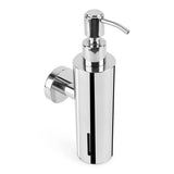 De Alberto Chrome zeeppomp van yessential.nl, met chroomafwerking, muurbevestiging, pomp en kijkvenster voor het zeepniveau, gefotografeerd tegen een witte achtergrond.