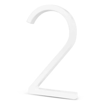 De Amato White 20cm van yessential.nl is een driedimensionale witte nummer twee die rechtop staat op een effen achtergrond, ideaal als moderne huisnummers voor in huis.