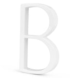 Een witte, driedimensionale hoofdletter B (Amato White 12,5cm by yessential.nl) staat rechtop op een effen achtergrond en weerspiegelt de strakke stijl van moderne huisnummers.
